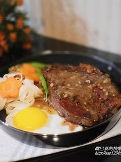 【沙朗牛排佐黑胡椒醬】 的食譜成品照片