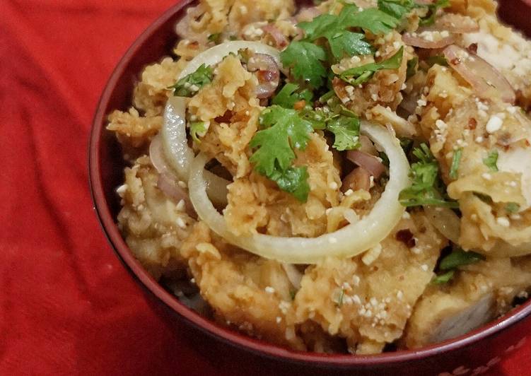 Rice bowl Thai spicy crispy chicken salad