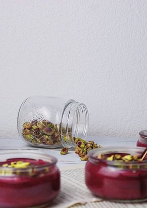 Une photo de Crème dessert vanille, hibiscus & pistache