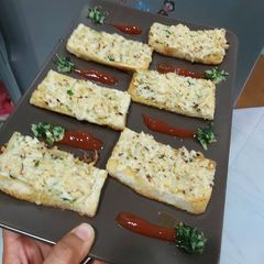 A picture of Chicken chilli cheese bread.