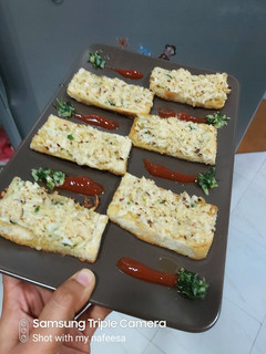 A picture of Chicken chilli cheese bread.