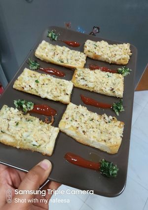 A picture of Chicken chilli cheese bread.