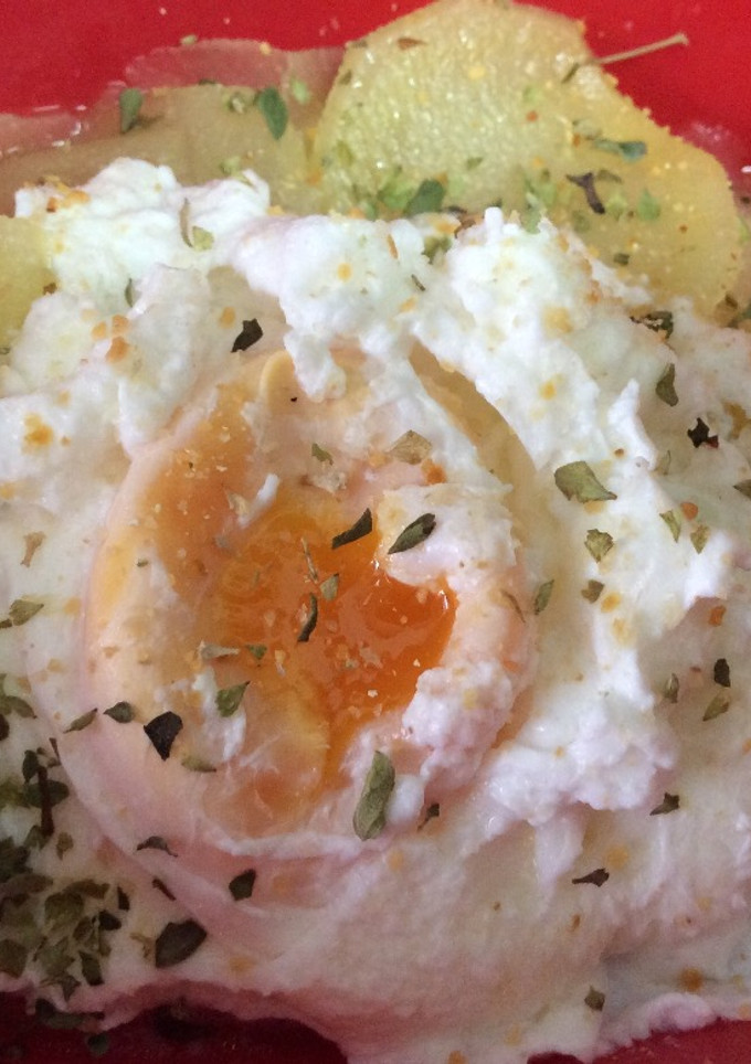 Una foto de Huevos escalfados con orégano🍳