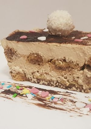 O poză a rețetei Tiramisu Dalgona fără ou și fără cofeină.