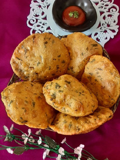 मेथी पुरी (methi puri recipe in marathi) रेसिपी चे मुख्य फोटो