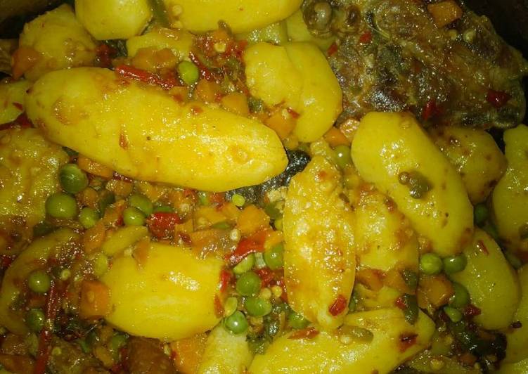 Pepper soup with potatoes and vegetable