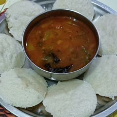 A picture of ઈડલી સંભાર.