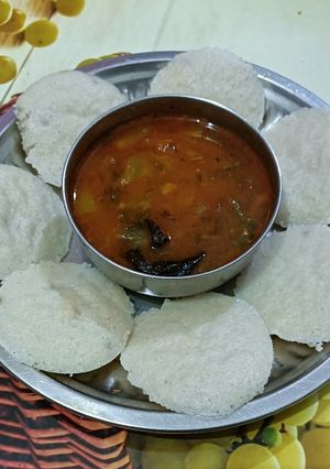 A picture of ઈડલી સંભાર.