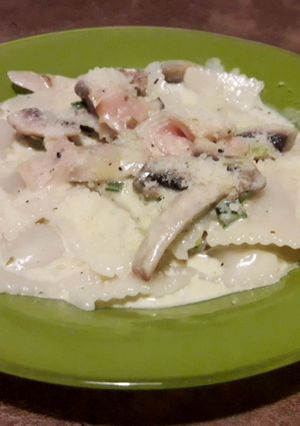 Una foto de Ravioles en salsa de hongos y jamón