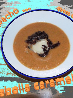 Una foto de Gazpacho con queso de cabra y cebolla caramelizada