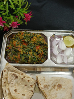 લસુની મેથીની ભાજી નું શાક (Lasuni Methi Bhaji Shak Recipe In Gujarati) રેસીપી મુખ્ય ફોટો