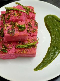 বিটরুট রাভা ধোকলা (beetroor rava dhokla recipe in Bengali) রেসিপির প্রধান ছবি