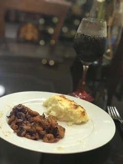 Una foto de Camarones agridulces y puré de papas gratinadas