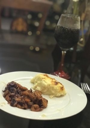 Una foto de Camarones agridulces y puré de papas gratinadas