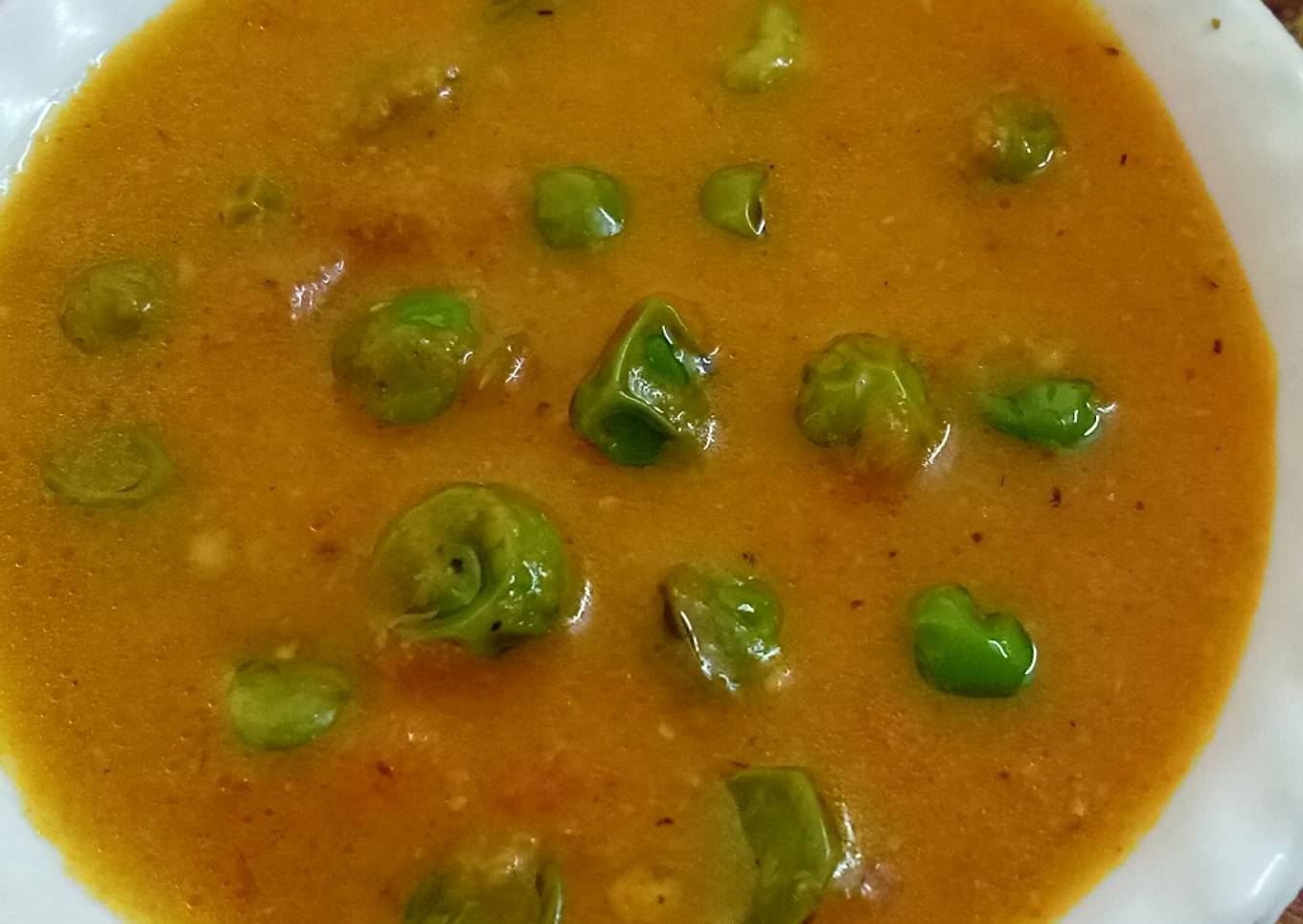 Green peas in red gravy