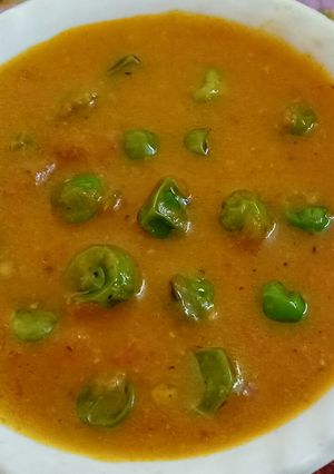 A picture of Green peas in red gravy.