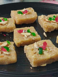 सूजी की बर्फी (suji ki barfi recipe in Hindi) रेसिपी मुख्य फोटो