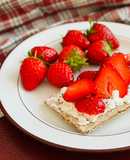 💚 Cracker Phô Mai Ricotta & Dâu Tây (Vegetarian)
