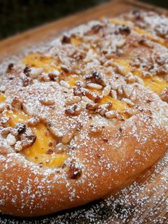 Una foto de Coca de panadero con frutos secos, anís y crema pastelera