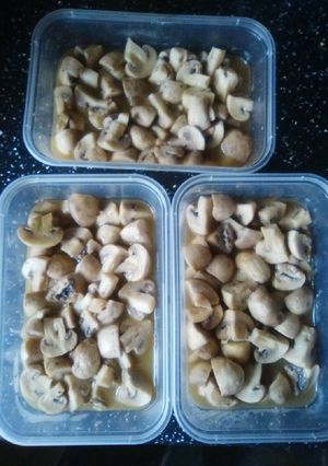 A picture of Mushrooms in white wine.