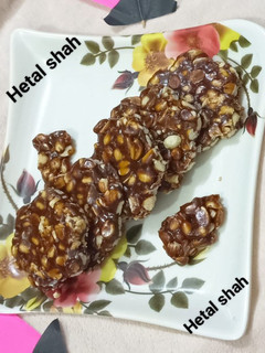 ચોકલેટ પીનટ ચીક્કી (Chocolate Peanut Chikki Recipe In Gujarati) રેસીપી મુખ્ય ફોટો