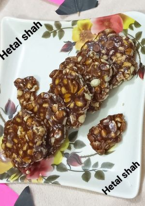 ચોકલેટ પીનટ ચીક્કી (Chocolate Peanut Chikki Recipe In Gujarati) રેસીપી મુખ્ય ફોટો