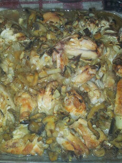 Una foto de Alitas de pollo al horno en salsa con champiñones y cebolla