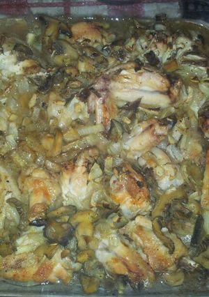 Una foto de Alitas de pollo al horno en salsa con champiñones y cebolla