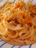 Tallarines estilo tailandés con langostinos y leche de coco