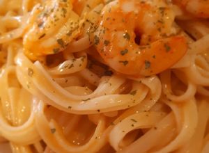 Una foto de Tallarines estilo tailandés con langostinos y leche de coco