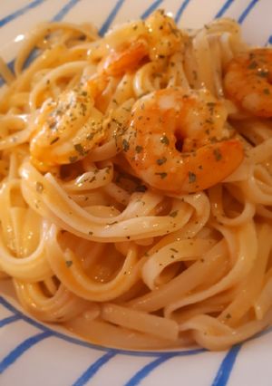 Una foto de Tallarines estilo tailandés con langostinos y leche de coco