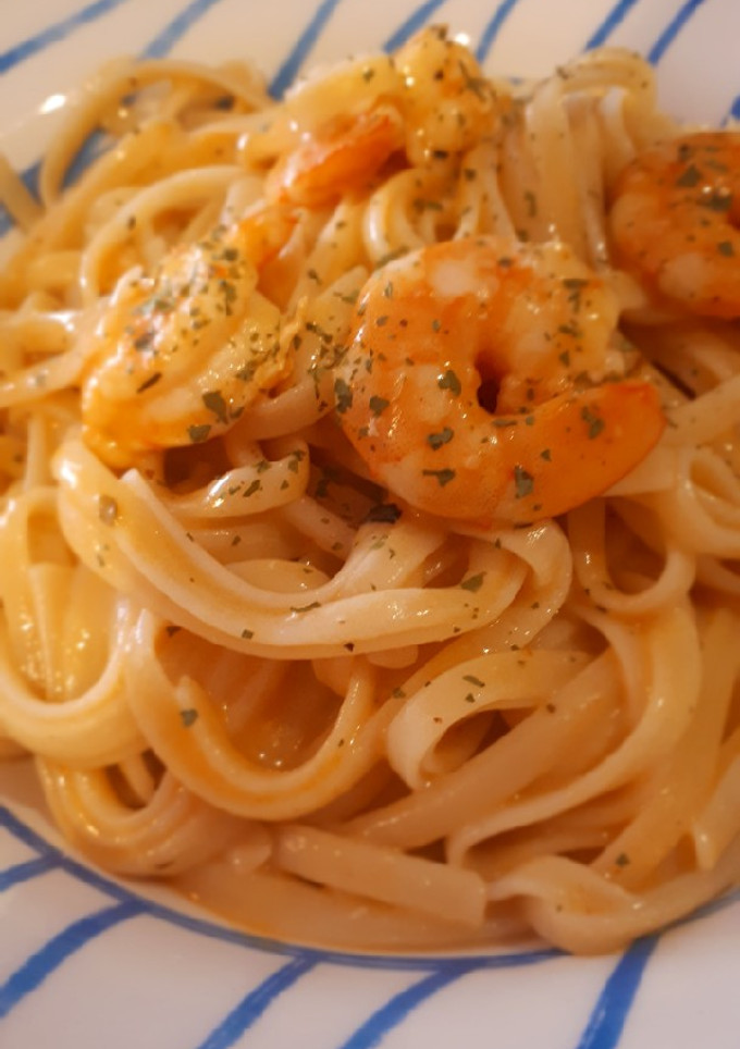 Una foto de Tallarines estilo tailandés con langostinos y leche de coco