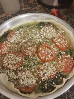 Una foto de Tarta vegetariana (no vegan) contiene huevo