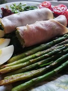 Una foto de Ensalada de vegetales verdes con rollitos de jamón