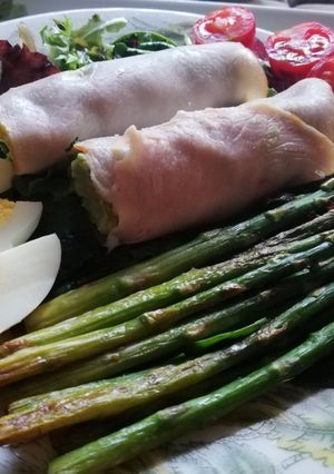 Una foto de Ensalada de vegetales verdes con rollitos de jamón