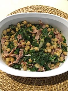 Una foto de Garbanzos con Jamón y Espinaca