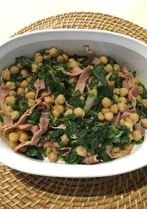 Una foto de Garbanzos con Jamón y Espinaca