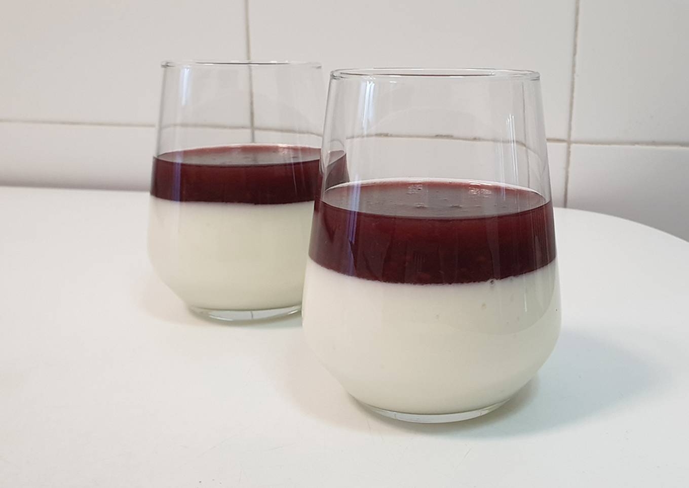Vasitos de queso crema y mermelada
