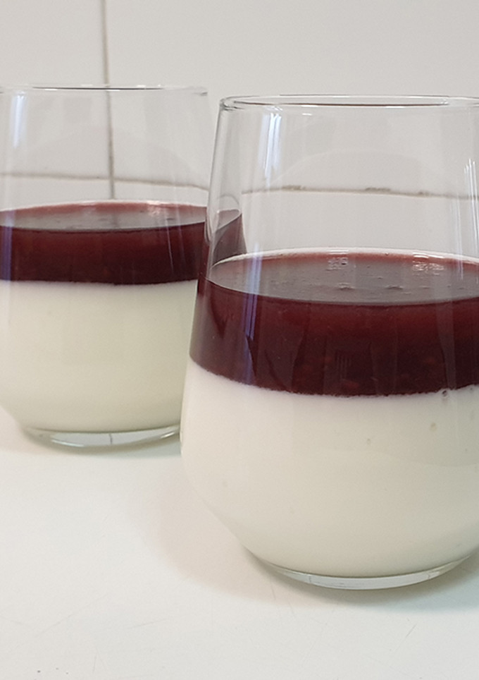 Una foto de Vasitos de queso crema y mermelada