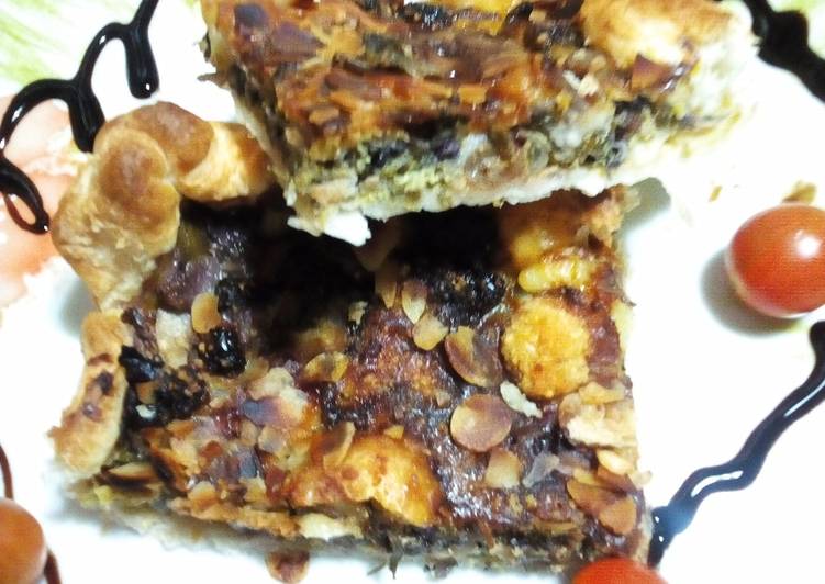 Easiest Way to Make Fatto in casa super veloce Torta salata, mix radicchio rossi, porro, uvetta, dadolata di emmental, e lamelle di mandorle