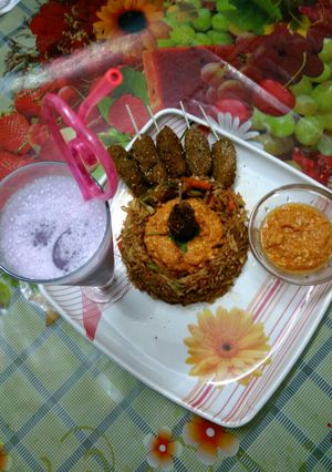 A picture of Presenting fried rice lollipop with blueberry milkshake.