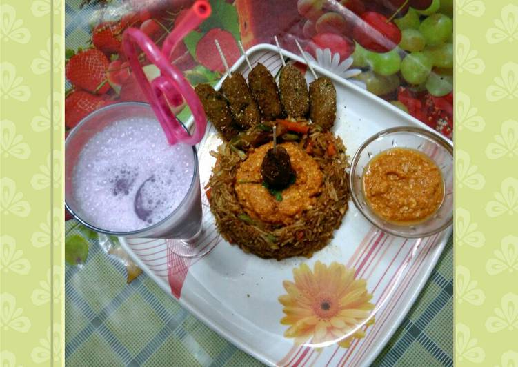 Step-by-Step Guide to Make Favorite Presenting fried rice lollipop with blueberry milkshake