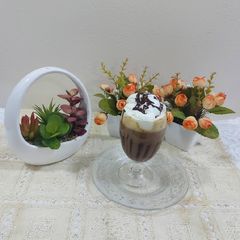 A picture of Caramel hot coffee chocolate with cream.