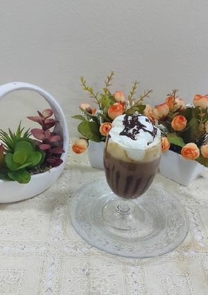 A picture of Caramel hot coffee chocolate with cream.
