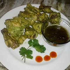 A picture of Chicken hariyali kebab with green chutney.