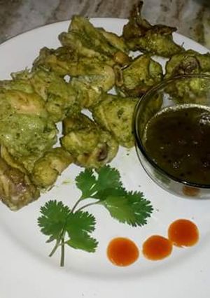 A picture of Chicken hariyali kebab with green chutney.