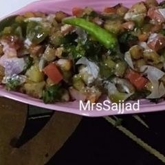 A picture of Ragra chana chat.