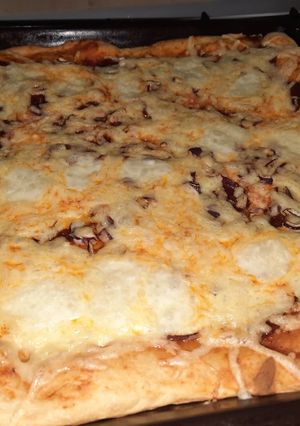 3 sajtos szalámis pizza recept fotója