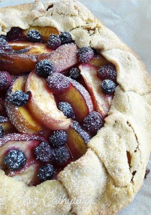 Une photo de Tarte rustique aux nectarines et aux myrtilles