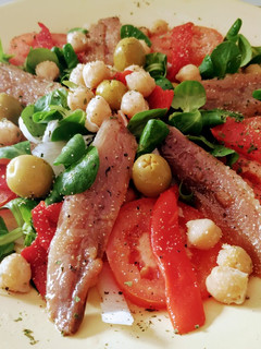 Una foto de Ensalada con garbanzos y sardinas ahumadas